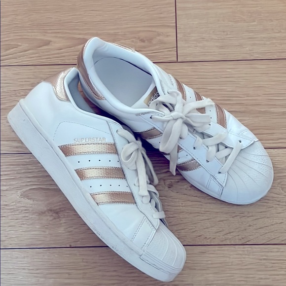 Size 8 Adidas Superstar Rose Gold Sneakers - Picture 1 of 1